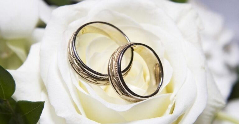 Wedding photography, rings on roses